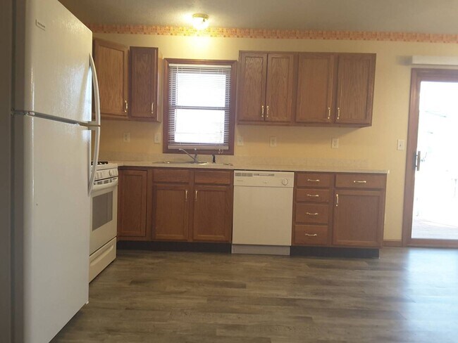 Foto del edificio - 3 Bedroom Home with Updated Flooring Throu...
