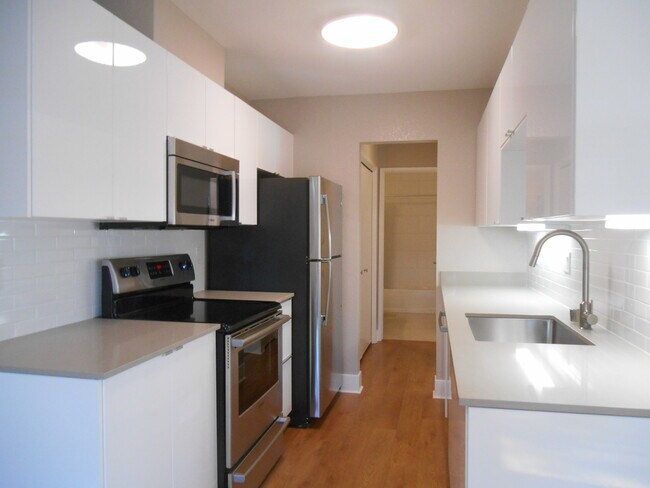 Building Photo - Newly Remodeled Condo Unit