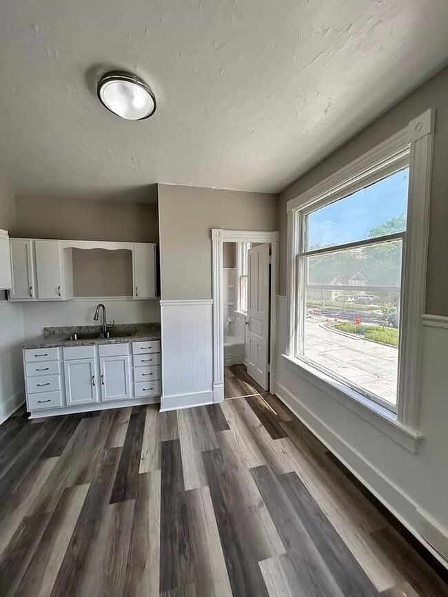 Building Photo - Updated Triplex in Milwaukee’s Harambe Nei...