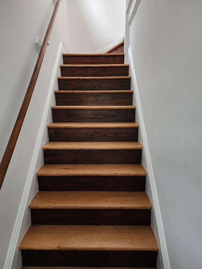 Escaleras al apartamento - 303 S 3rd Ave