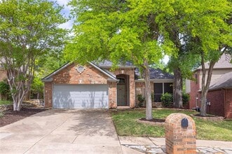 Building Photo - 2405 Pinehurst Ct