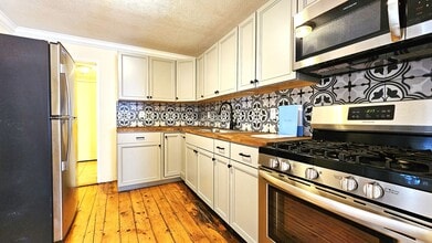 Building Photo - 284 Manhattan Dr