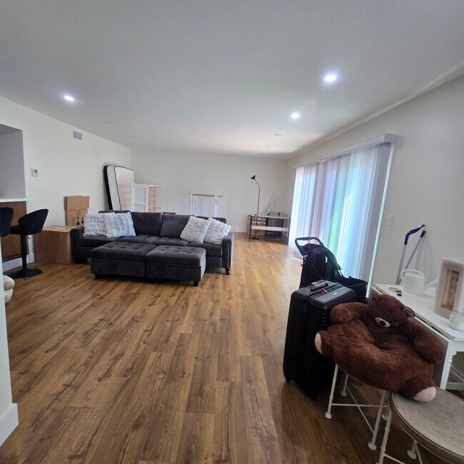 SALA DE ESTAR - 916 S Sherbourne Dr