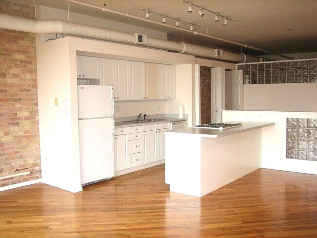 Building Photo - 2011 W Belmont Ave