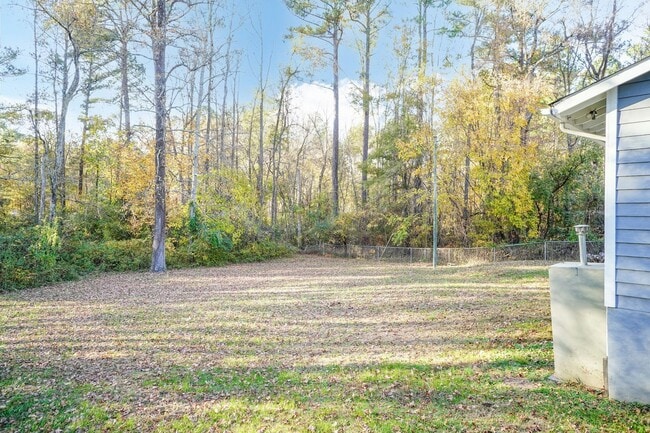 Building Photo - Three Bedroom Home!