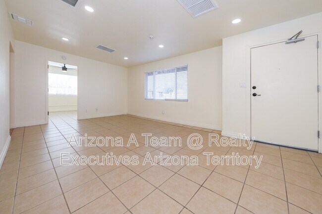 Building Photo - 1654 N Rosemont Blvd