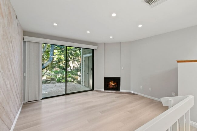 Building Photo - Remodeled Irvine Lakes Townhouse
