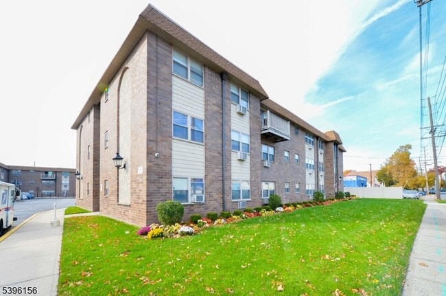 Building Photo - 199 Bergen Turnpike