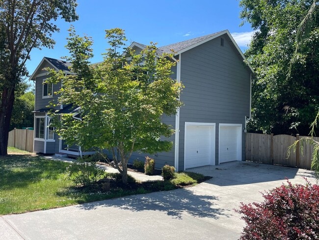 Building Photo - Beautiful, Spacious 4 Bedroom - 2.75 Bath ...