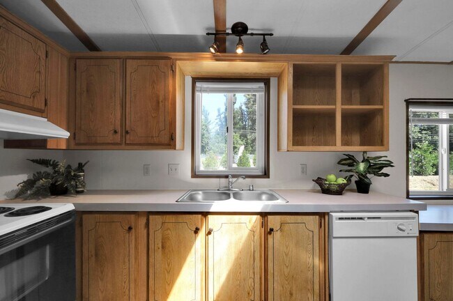 Foto del edificio - 3-Bedroom 2-Bathroom home with HUGE Shop in Cedar Flats