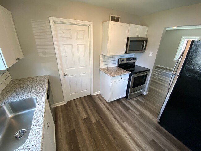 Foto del edificio - $250 off Move-in Special!!! Renovated 2 Be...