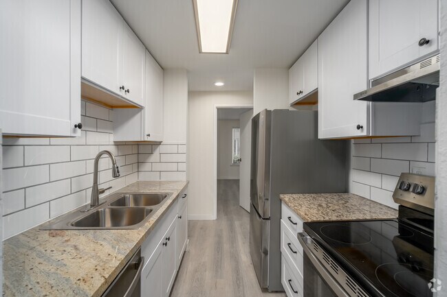 2 habitaciones, 1.5 baños - 825 pies cuadrados - Cocina - Twin Crest Apartments