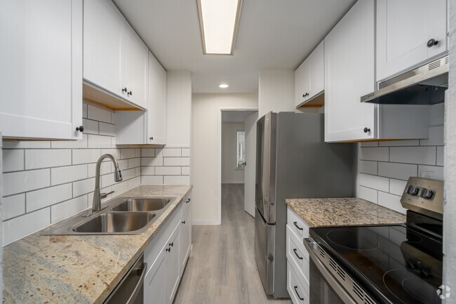2BR, 1.5BA - 825SF - Kitchen - Twin Crest Apartments