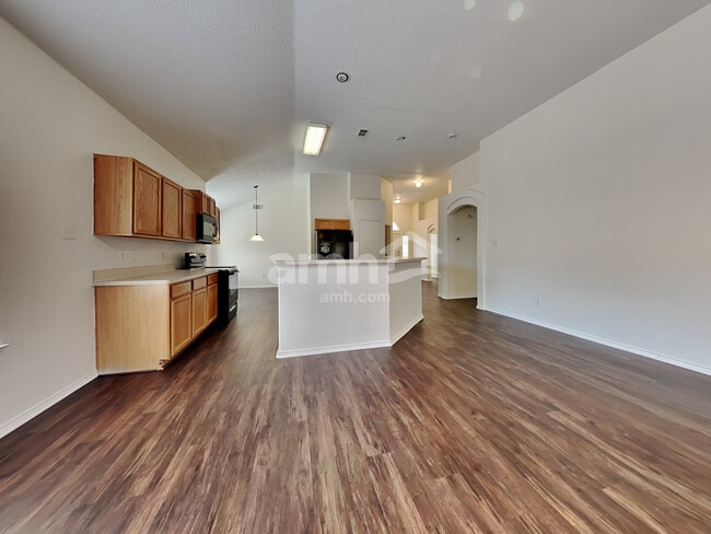 Building Photo - 728 Raven Dr
