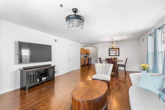 Building Photo - 519 3rd St