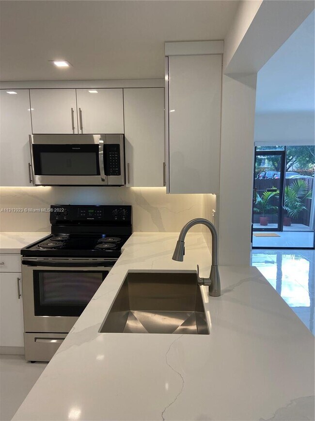 Building Photo - 9409 Fontainebleau Blvd