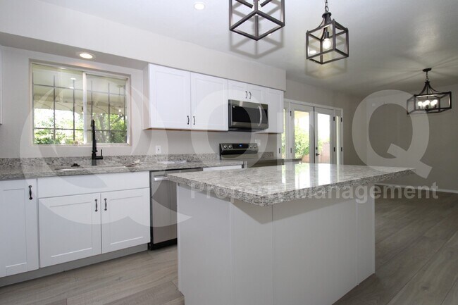 Building Photo - 3137 N 33rd Pl