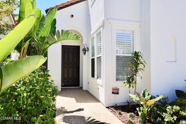Building Photo - 6072 Mandeville Pl