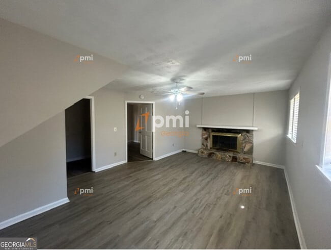 Foto del edificio - 667 Rae Dr SW