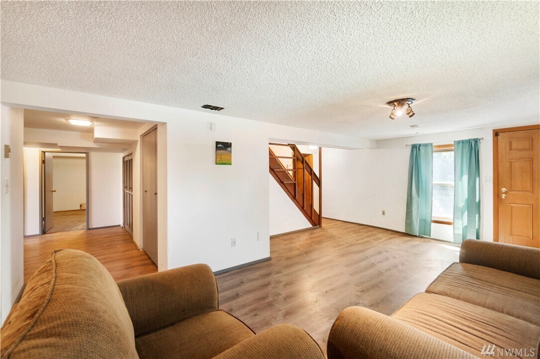 Primary Photo - 2424 S 138th St