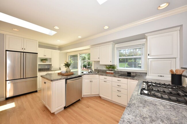 Building Photo - Rare Elm Grove 5 Bedroom Home For Rent
