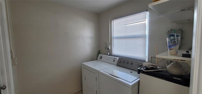 Building Photo - 2129 Couver Dr