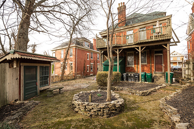 Building Photo - 810 Academy Ave