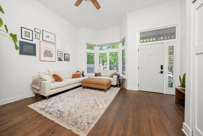 Building Photo - 1011 W Dickens Ave