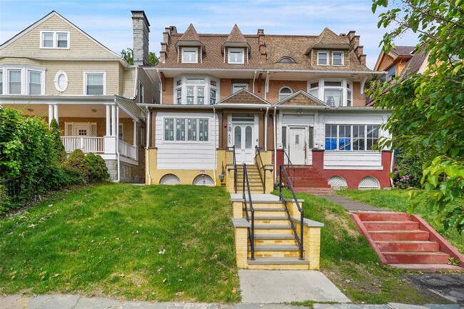 Building Photo - 405 Grand St