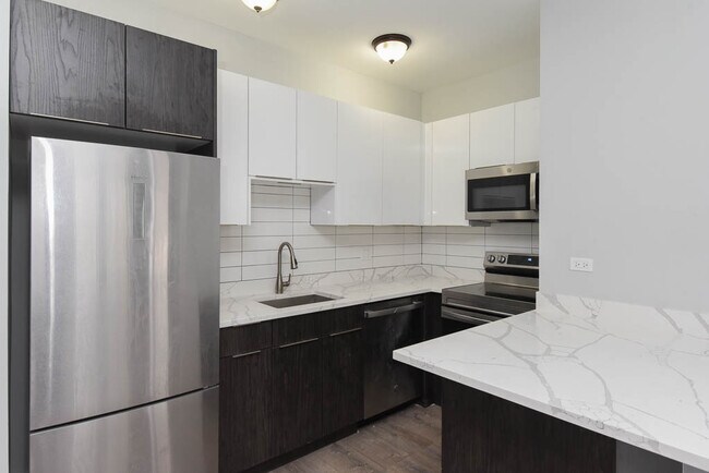 Building Photo - 3631 W Dickens Ave