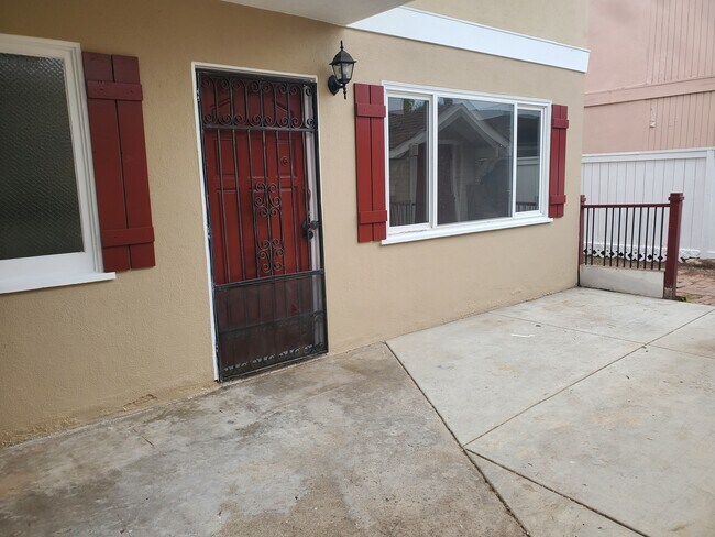 Building Photo - 641 Shalimar Dr