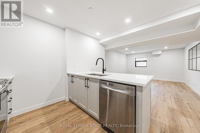 Building Photo - 555 Sanatorium Rd