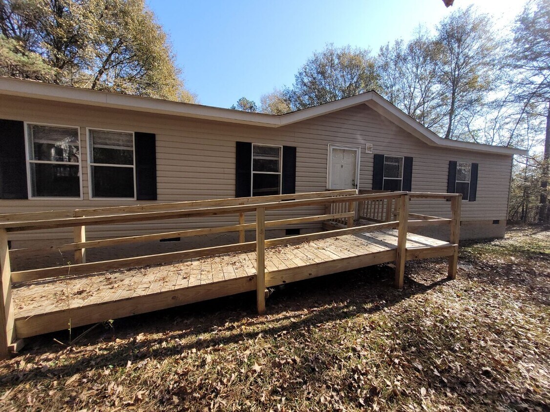 Foto principal - Madison Co. – Comer GA – Three Bedroom, 2 Bathroom Manufactured Home - Very Spacious and Privatel...