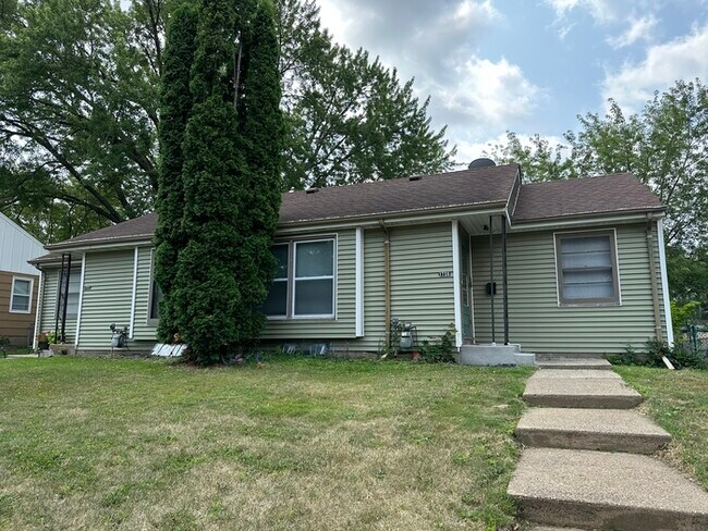 Building Photo - MUST SEE 2 Bedroom, 1 Bath Side by Side Du...