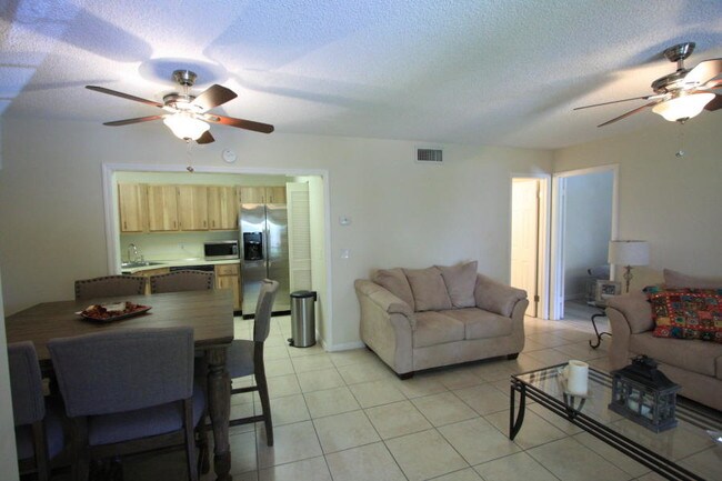 Building Photo - 1/1 Condo in Pine Ridge