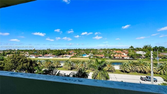 Foto del edificio - 8440 SW 8th St