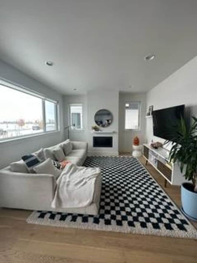 Building Photo - 2558 Milkhouse Ave