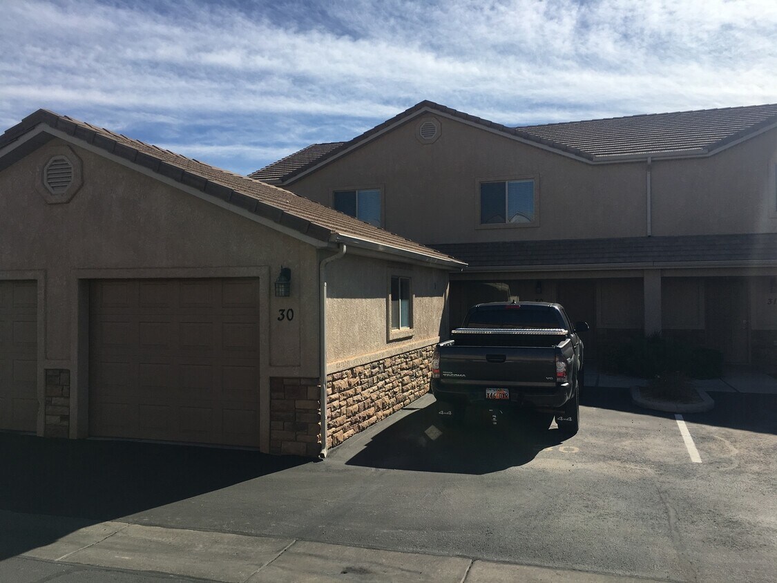 Primary Photo - Beautiful Skyhawk Town Home, 1 car garage.