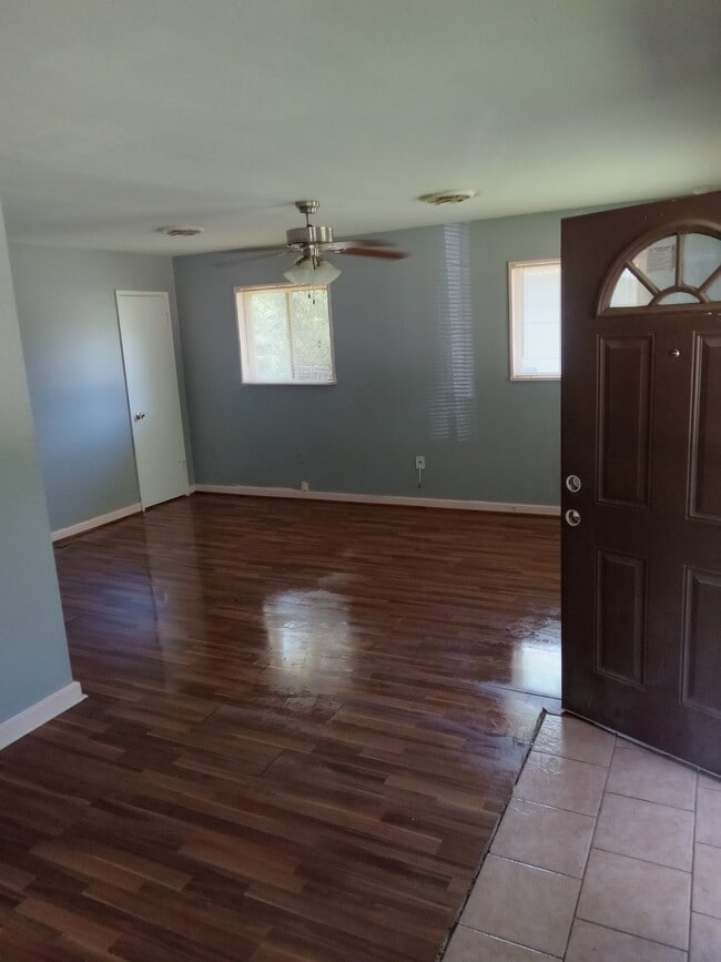 Livingroom/Dining room - 3138 Lakewood Dr