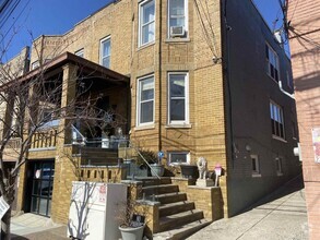 Building Photo - 1402 8th St