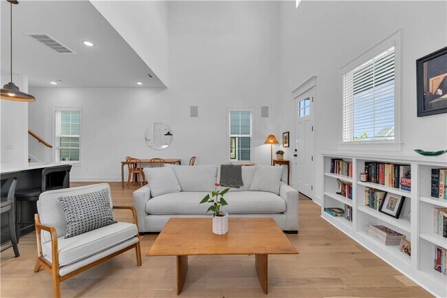 Building Photo - 2047 E Little Crew Dr