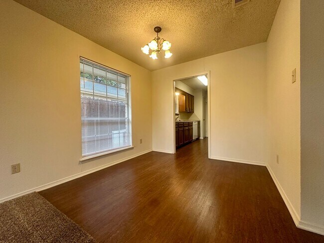 Foto del edificio - 1404 Chapel Ridge Rd
