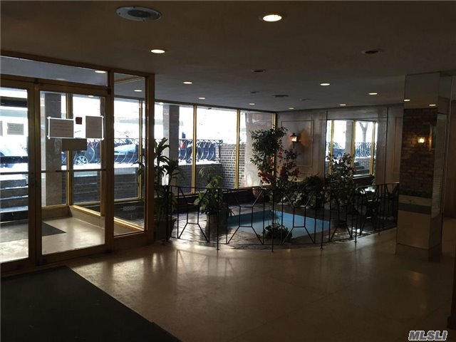 Foto principal - 94-10 60th Ave