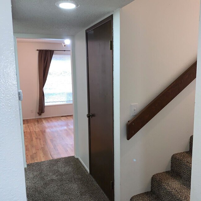 Building Photo - 919 S Garden Dr