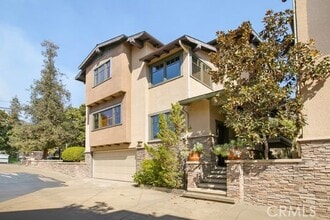 Building Photo - 110 Esperanza Ave