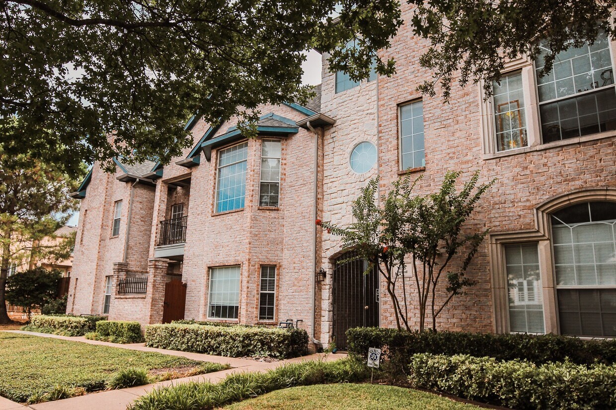 Franconia Court Apartments in Dallas, TX