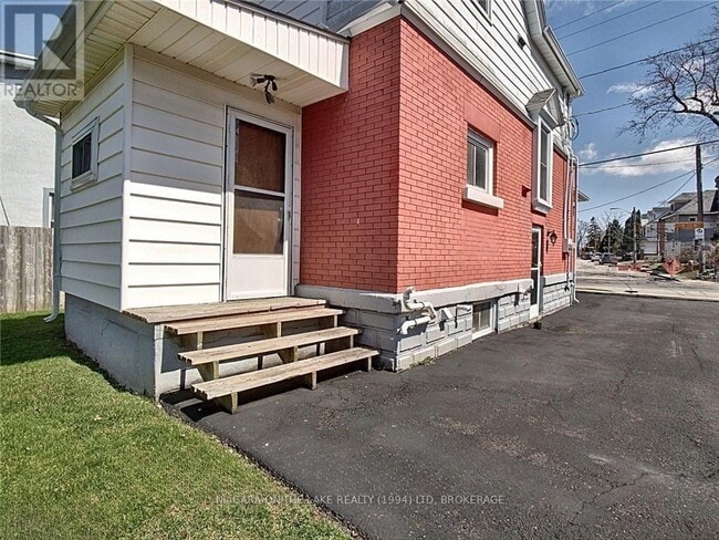 Building Photo - 89 Hellems Ave