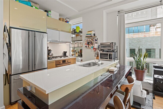 Building Photo - 24-15 Queens Plaza N