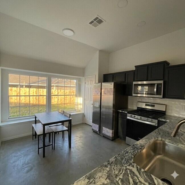 Foto del edificio - 2100 Rosemary Ln