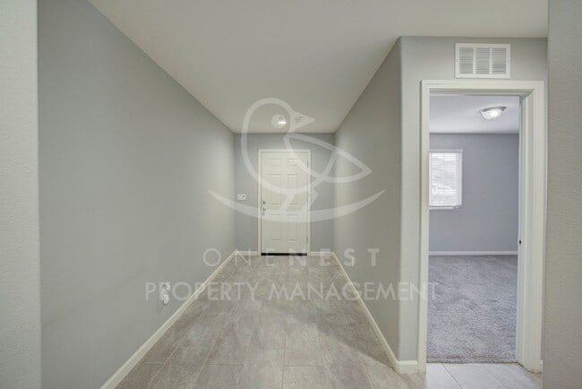 Building Photo - Beautifully maintained and modern 4-bedroom, 2-bathroom